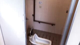 【素人撮影】公衆トイレでオナニーしてみた! 濃厚ザーメンを臭い便器に向けて射精してやったぜ!（無修正）