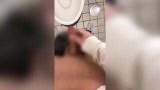 【パイパン・パイチン】コンビニのトイレでオシッコしてたら誰か来て焦ったｗ HENTAI ASIAN JAPANESE BOY