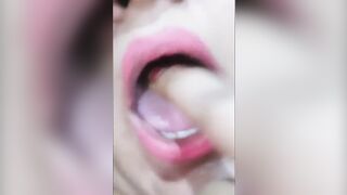 Desi mom masturbating and showing her pussy close-up and boobs