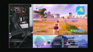 Chica gamer juega fortnite